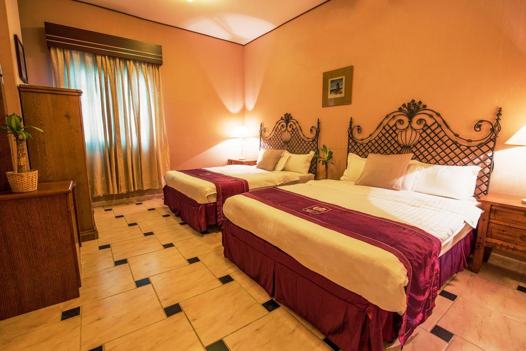 Aquarium Hotel 3*